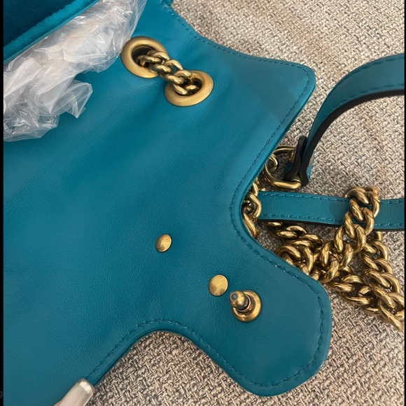 Gucci Marmont Shoulder Bag in Vibrant Emerald Green with Gold Chain - Picture 6 of 6
